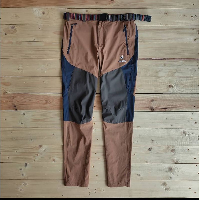 CELANA GUNUNG DEUTER