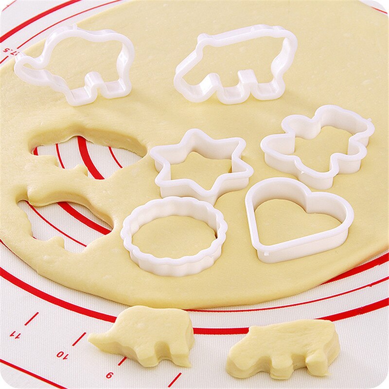 8pcs / set Cetakan Kue / Biskuit / Fondant Bentuk Kartun Hewan 3D Untuk Dekorasi DIY