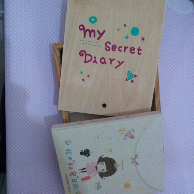 Diary book dalam kotak kayu cantik.