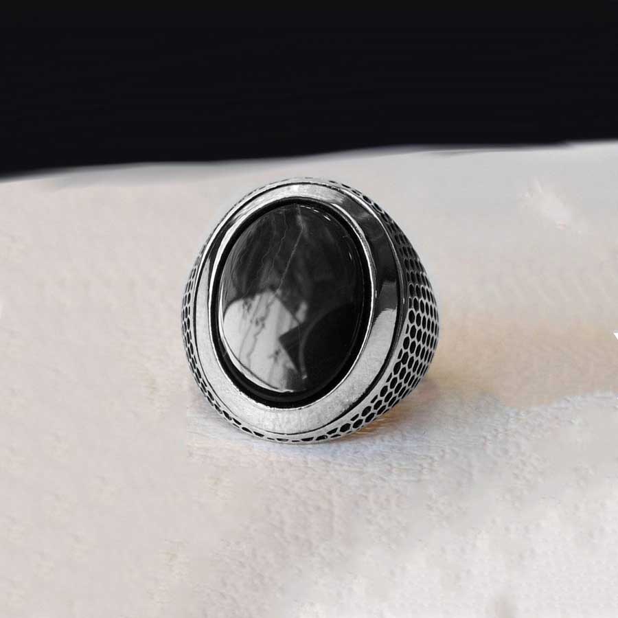 Cincin Vintage Gaya Punk Bahan Stainless Steel Hias Batu Akik Hitamkristal Untuk Pria