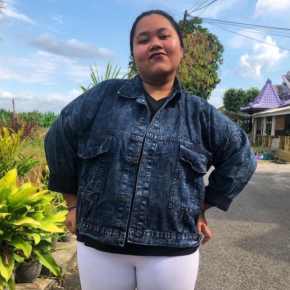 JAKET JEANS ALMA SANDWASH JUMBO LD 100-146 BAHAN DENIM JAKET WANITA CROPTY BIGSIZE-OYSTER HITAM LD 140