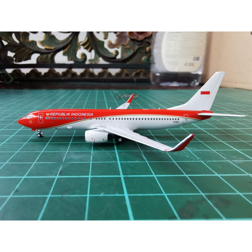 mainan diecast pesawat Panda Models / MP4 Boeing B737-800 BBJ Republik Indonesia RI1 1:400
