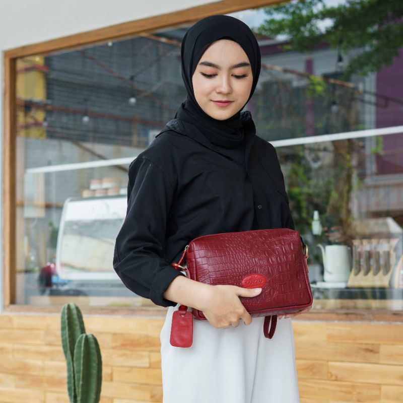 TAS SLEMPANG WANITA KULIT SAPI ASLI MOTIF BUAYA MODEL CLOE - FREE GRAVIR NAMA DI GANTUNGAN TAS