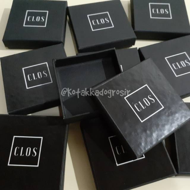 

Kotak Packing ukuran 10x10x2 cm cetak logo plus lapisan dalam