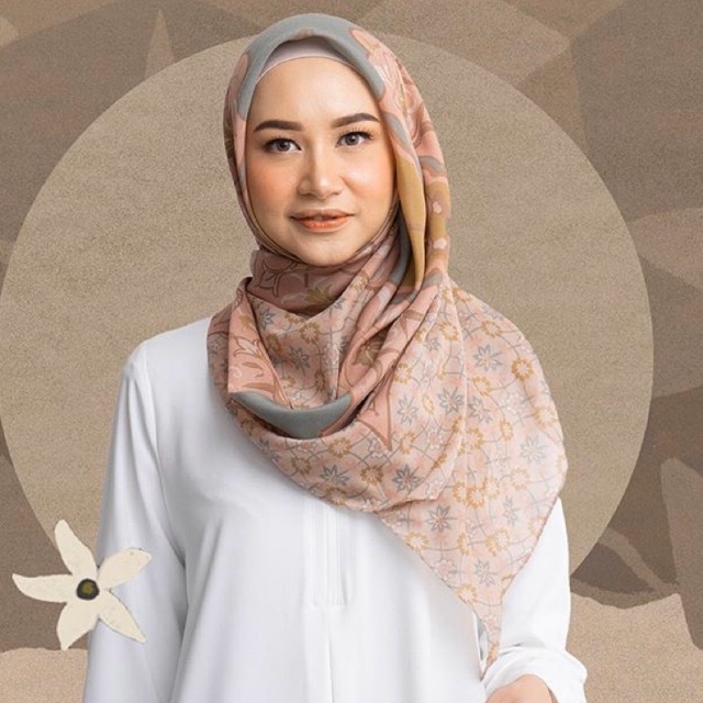 KYRA SCARF in TAFFY Colour