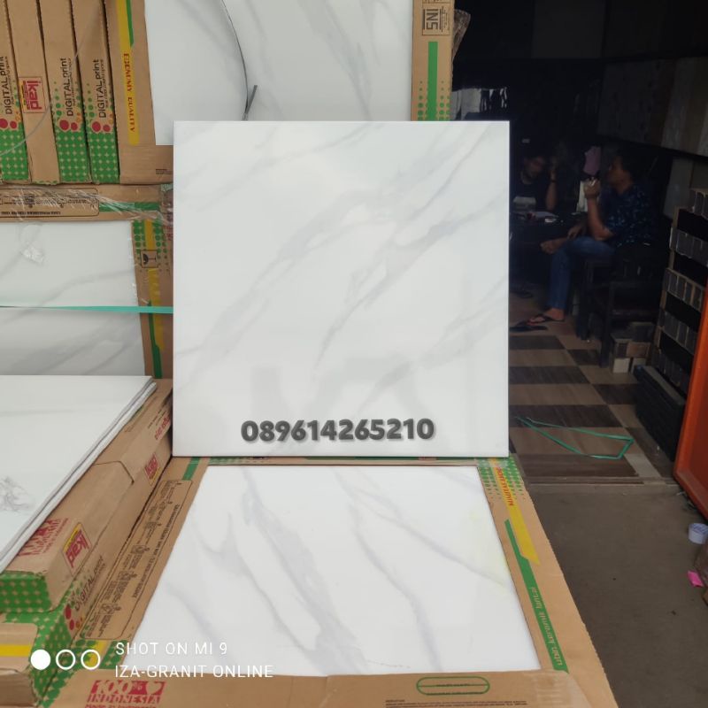 keramik lantai 50x50 ikad motip marmer carara