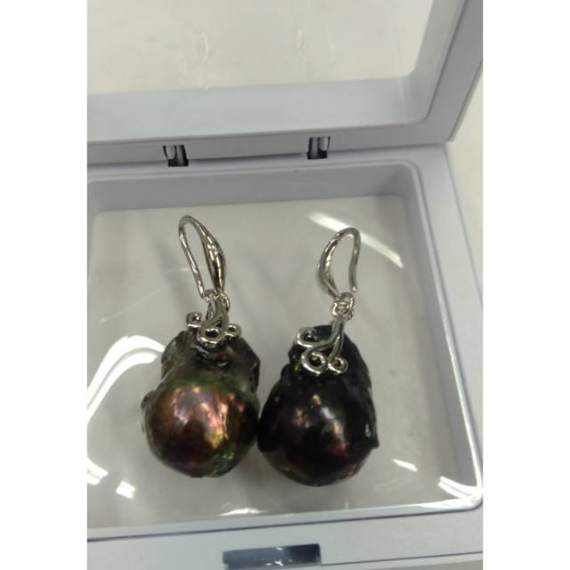 Anting mutiara barok hitam
