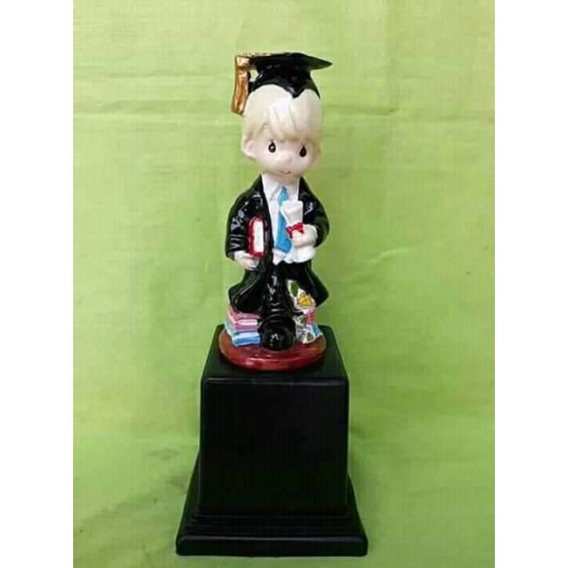 boneka/patung wisuda