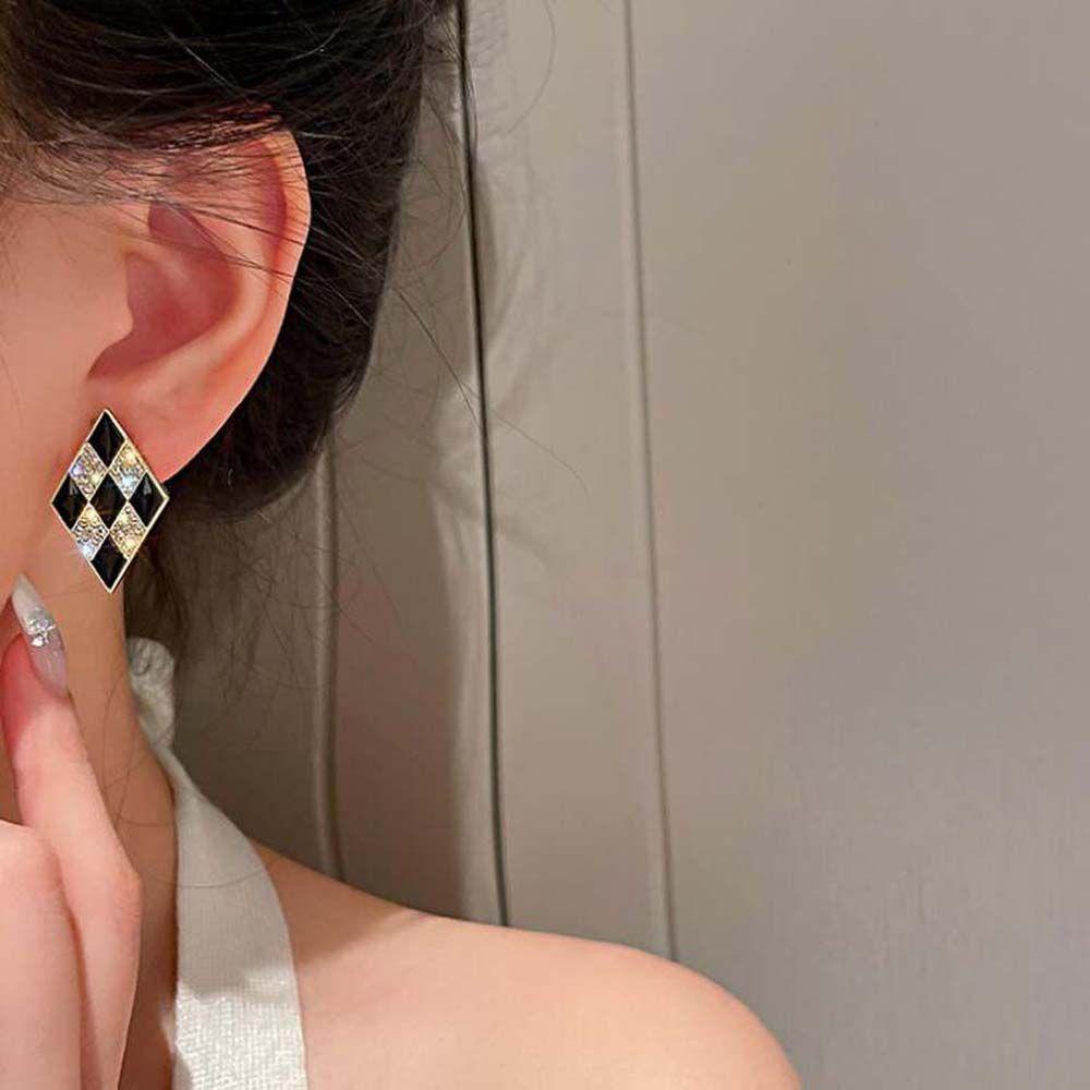 Mxbeauty Belah Ketupat Pejantan Anting Temperamen Hadiah Hari Valentine Berlian Hitam Dan Putih Alloy Kristal Wanita Earrings