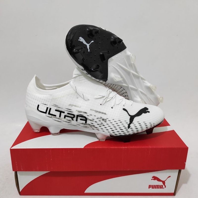 Sepatu Bola Puma Ultra White.