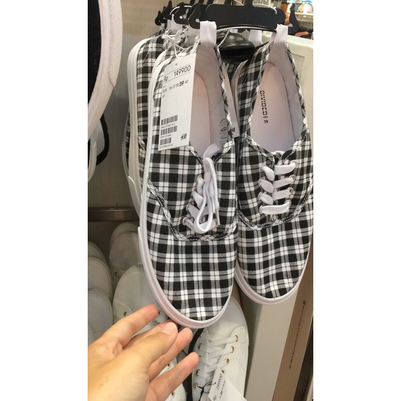 sepatu h&m.