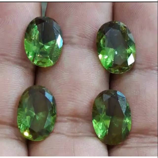 Batu permata zultanite diaspore colour change