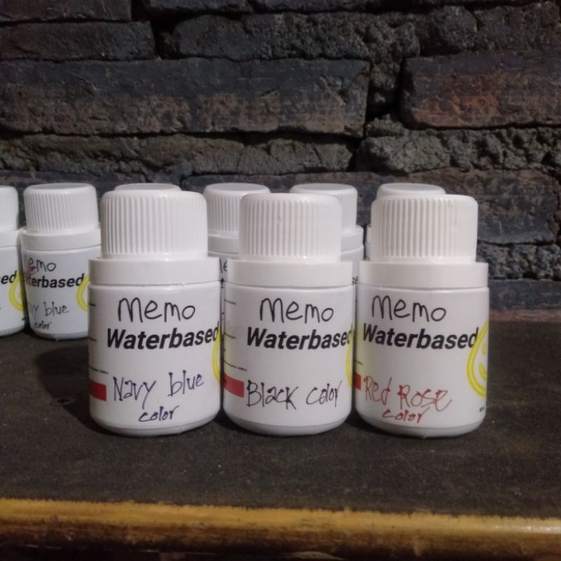 

cat repaint sepatu dan topi Memo waterbased