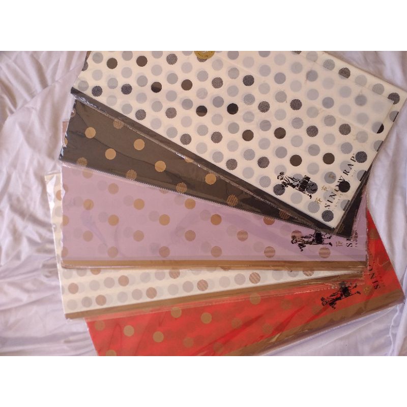 

paper wrapping flower motif polkadot