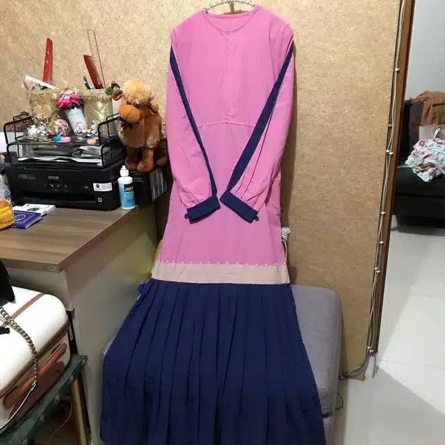 Preloved Sporty Branded Duyung Busui Gamis Syari Polos Salur Garis Rampel Layer Dress Mutiara Pink