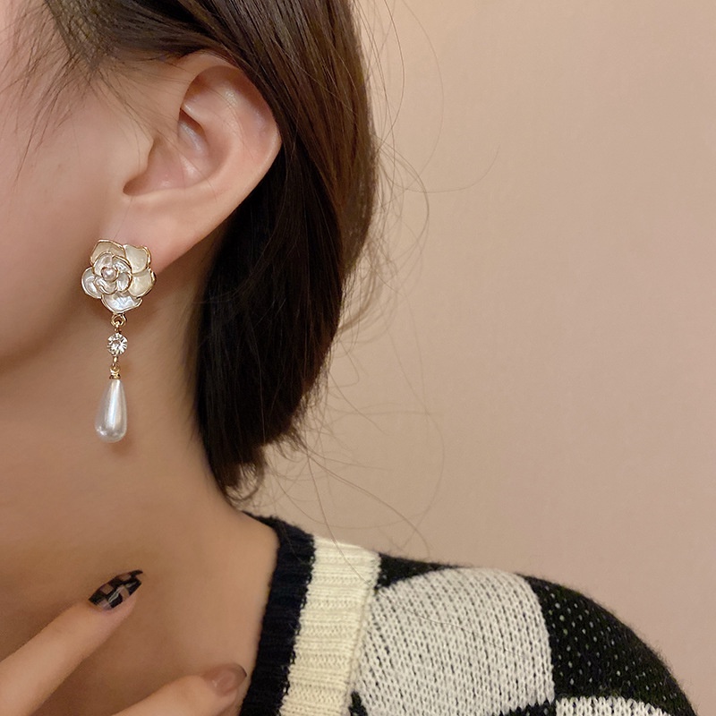 Anting Gantung Panjang Model Bunga Camellia Dengan Mutiara Retro Mewah Untuk Wanita