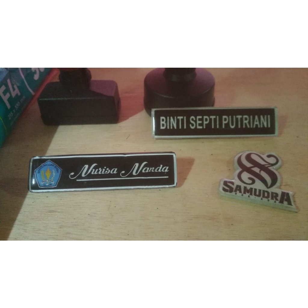 

nama dada / nametag / peniti / magnet