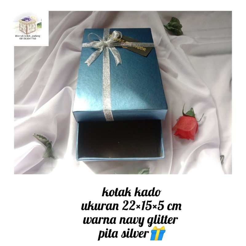 

kotak kado ukuran 22×15×5 cm