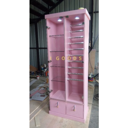 Lemari Jilbab dan Tas