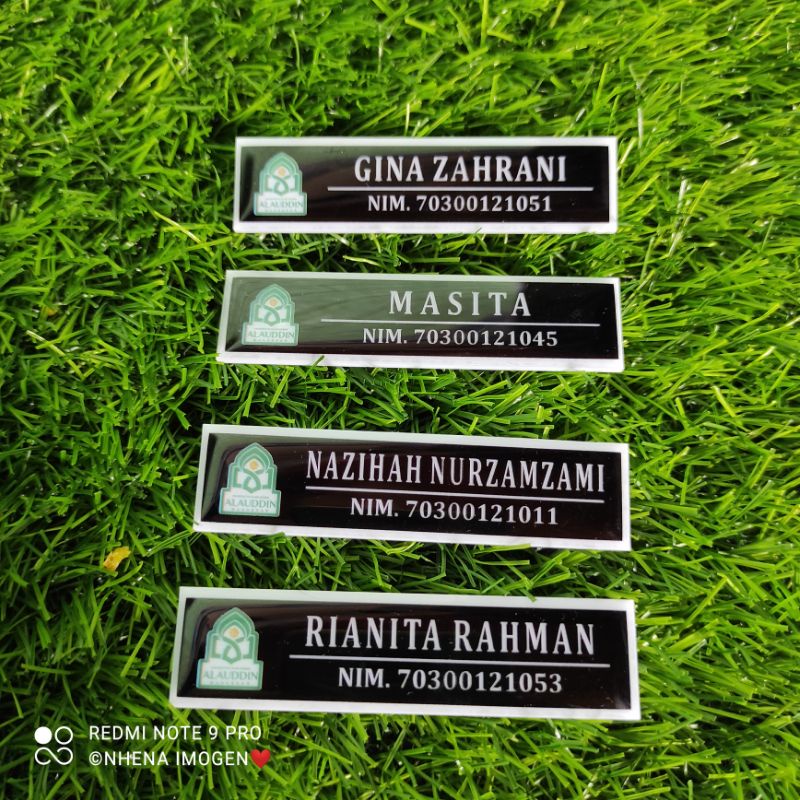 

Papan nama akrilik cembung/peniti
