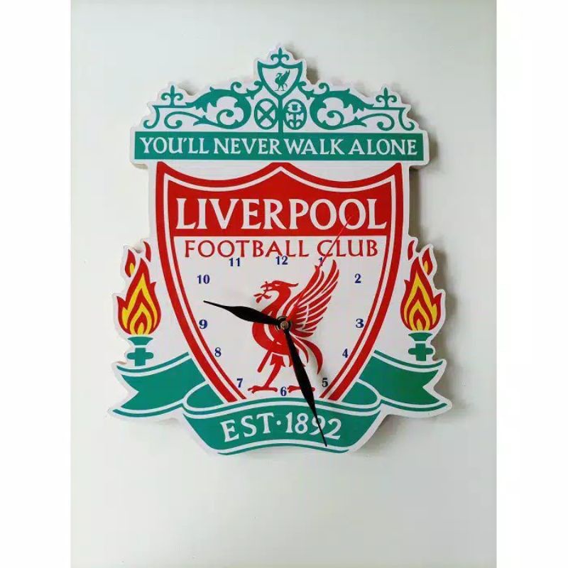 jam ukiran kayu logo liverpool lebih besar dari jam biasa