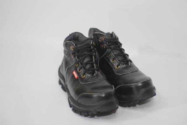 Sepatu boots safety-proyek-kerja-lapagan bahan kulit ujung sepatu ada besinya