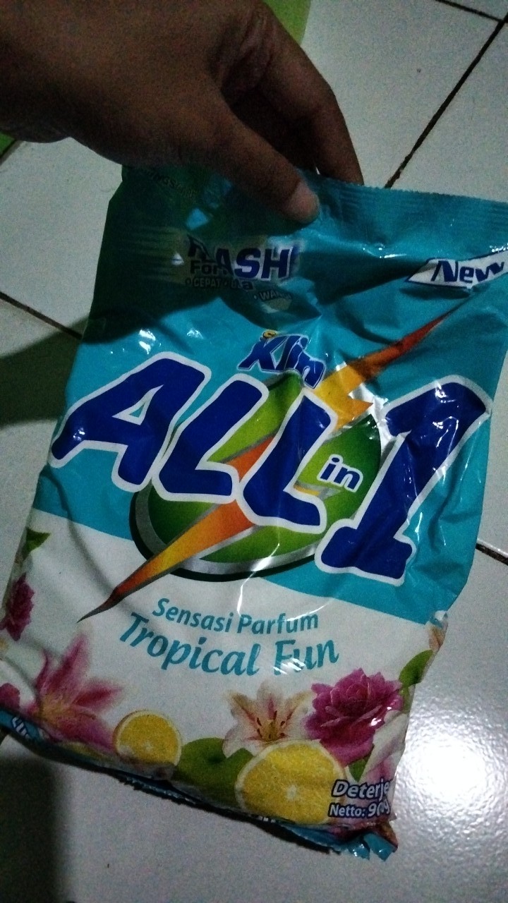 Soklin All In 1 Deterjen Bubuk 900 Gram Merah Biru Wangi Harum Parfum Buah (no.206)