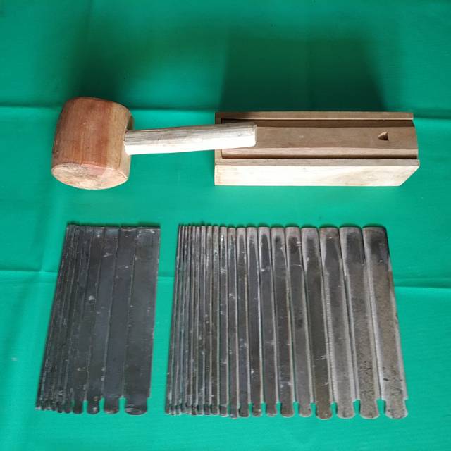 pahat tatah ukir baja putih sapuan kualitas super premium panjang 24cm plus palu dan kotak kayu jati