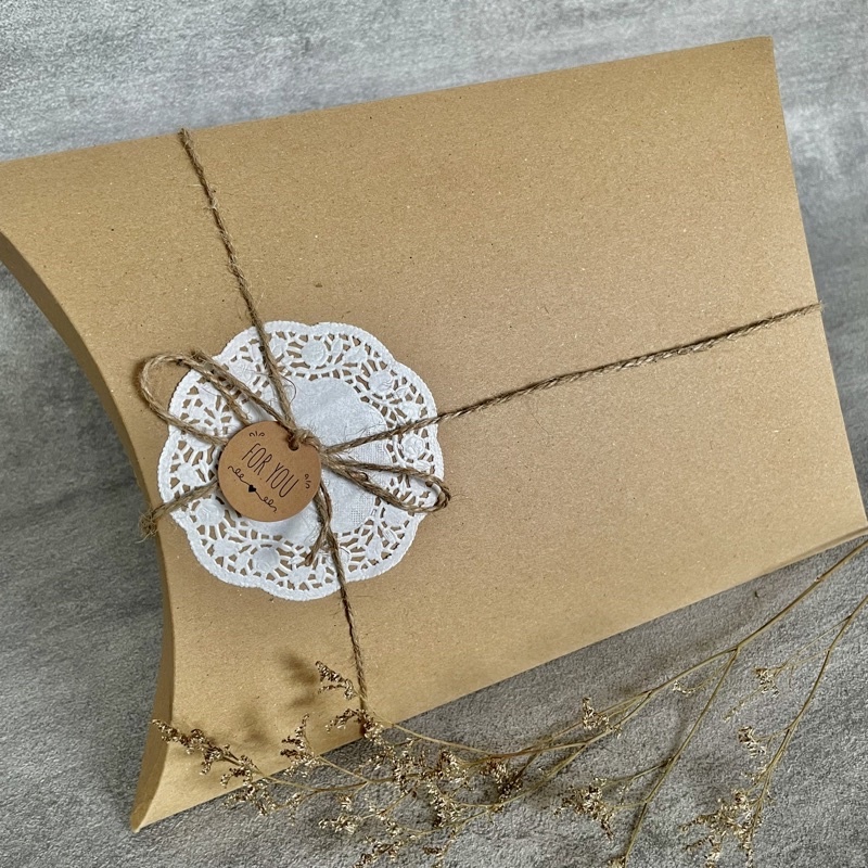

PILLOW BOX 31x23x7 termasuk tag tali rami dan doyleys | gift box kardus box kado