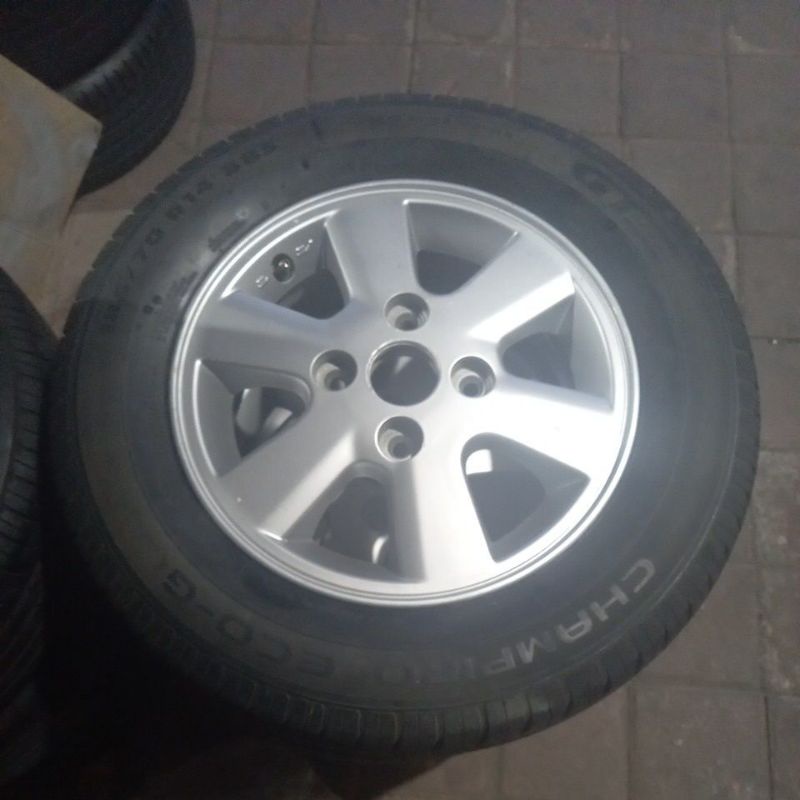 Velg Bekas Mobil STD AVANZA Ring 14 Ban GT RADIAL 185 70 R14