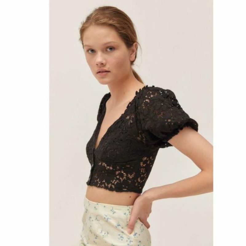 URBAN OUTFITTERS LACE CROPPED TOP