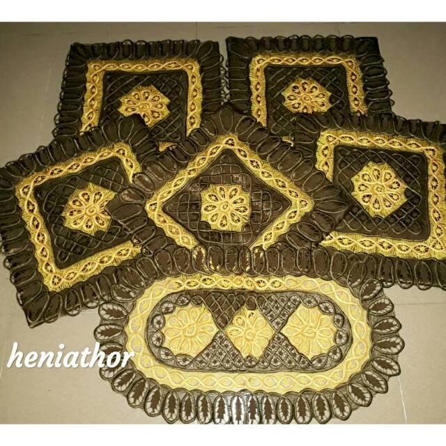 Sarung bantal kursi sulam usus