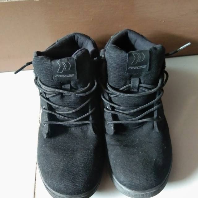 Sepatu sekolah precise
