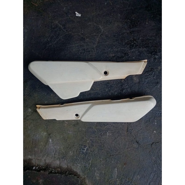 Cover tutup kanan kiri tutup aki accu Yamaha Alfa Champ Putih original