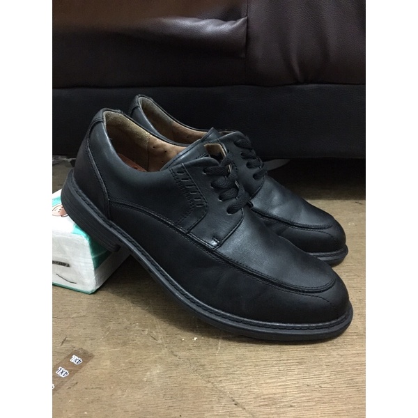 Pantofel pria brand Clarks