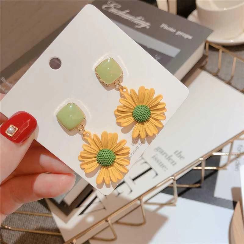 Anting Tusuk Bunga Daisy Untuk Wanita / Aksesoris Fashion Wanita Anting Bunga Daisy