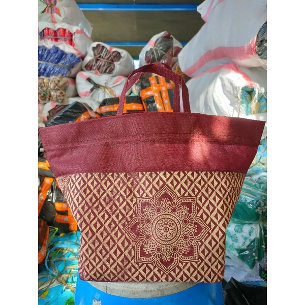 Tas hajatan Serut Batik Tenggah Maroon uk.22x22