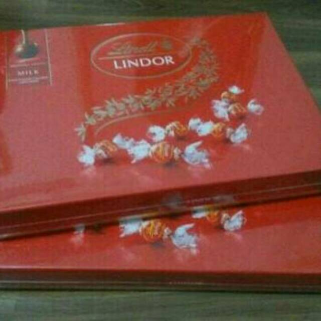 

Lindt Lindor Milk Chocolate Gift Box-Cokelat Coklat Import