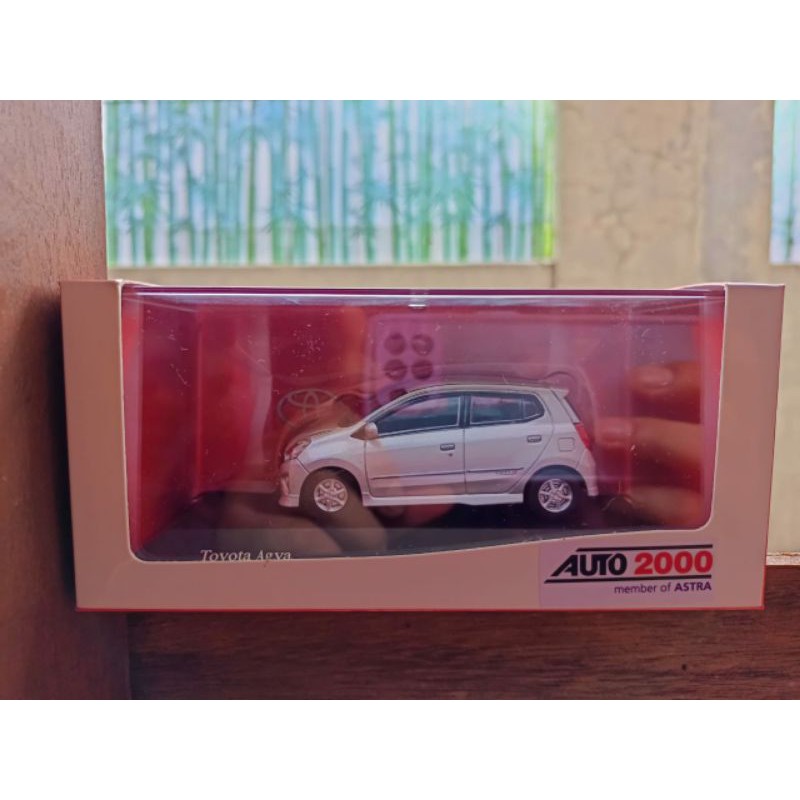 Diecast mobil toyota agya trd original merchandise auto2000 miniatur skala 1:43