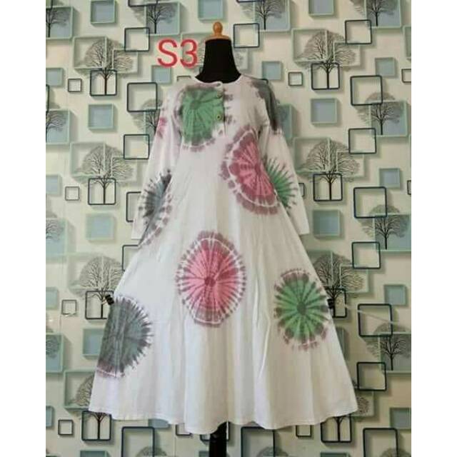 Dress panjang bahan combed motif jumputan tie dye warna dasar putih motif warna warni