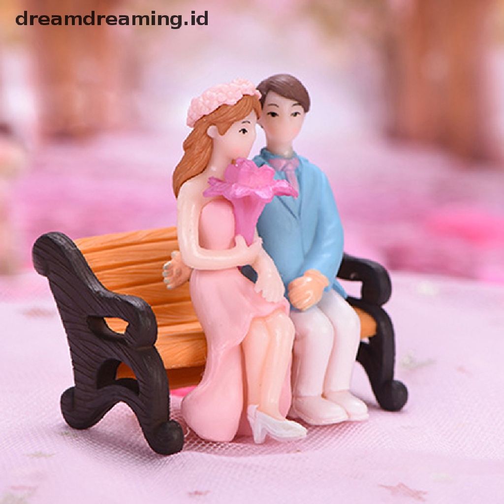 (dreamdreaming.id) 1 Pasang Miniatur Pasangan Kekasih Di Kursi Untuk Dekorasi Taman Mini / Hadiah