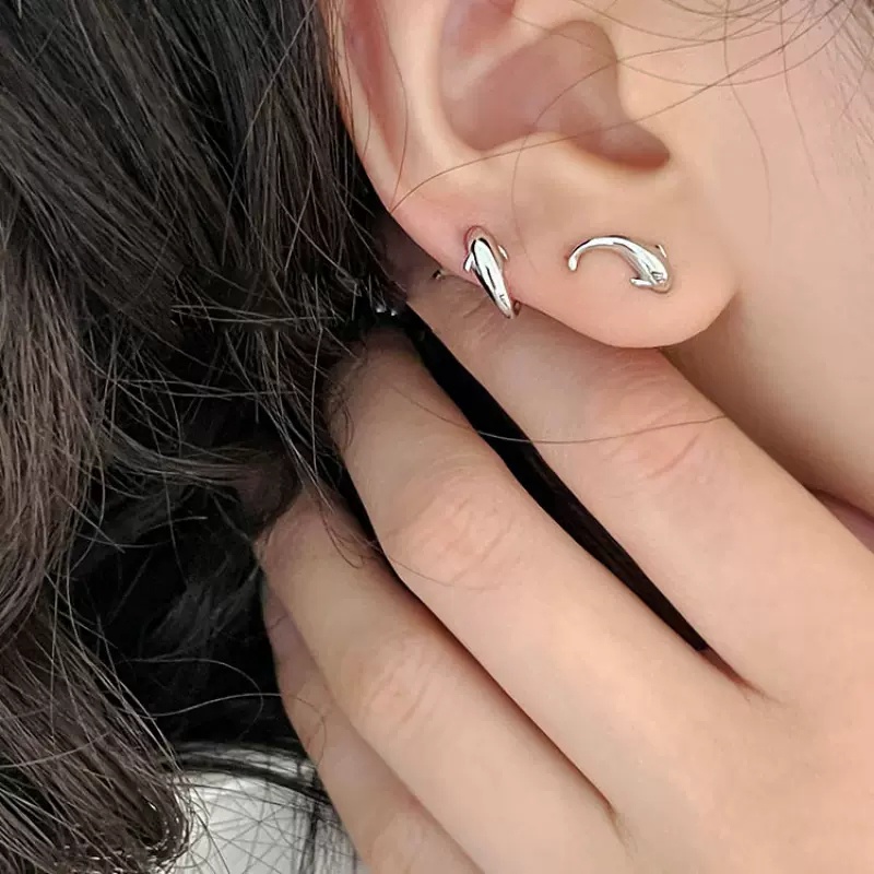 1 Pasang Anting Stud Bentuk Ikan Lumba-Lumba 3D Bahan S925 Silver Anti Alergi Gaya Korea Untuk Wanita