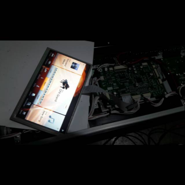 LCD dan touchscreen piano digital yamaha clavinova cvp 605 705