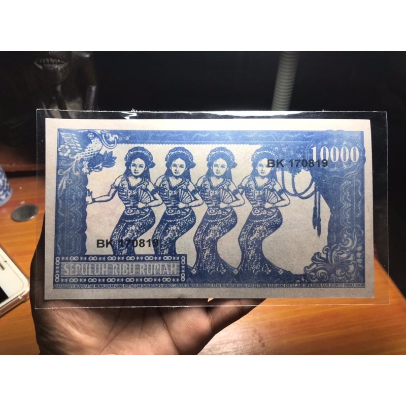 Uang Kuno Soekarno 10000 Rupiah Tahun 1964 Biru Belakang Penari 4 Code 7383