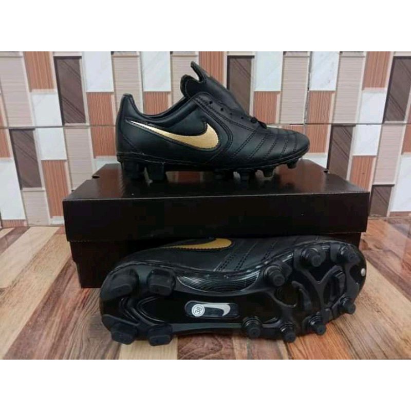 sepatu bola kulit asli