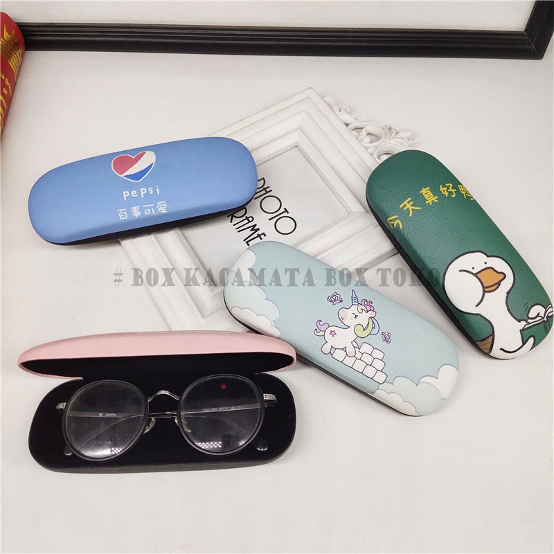 Mushto Box Kacamata / Tempat Kacamata Hard Case  Motif Karakter Hallo Kitty Dan Doraemon Lucu Anak Anak B4