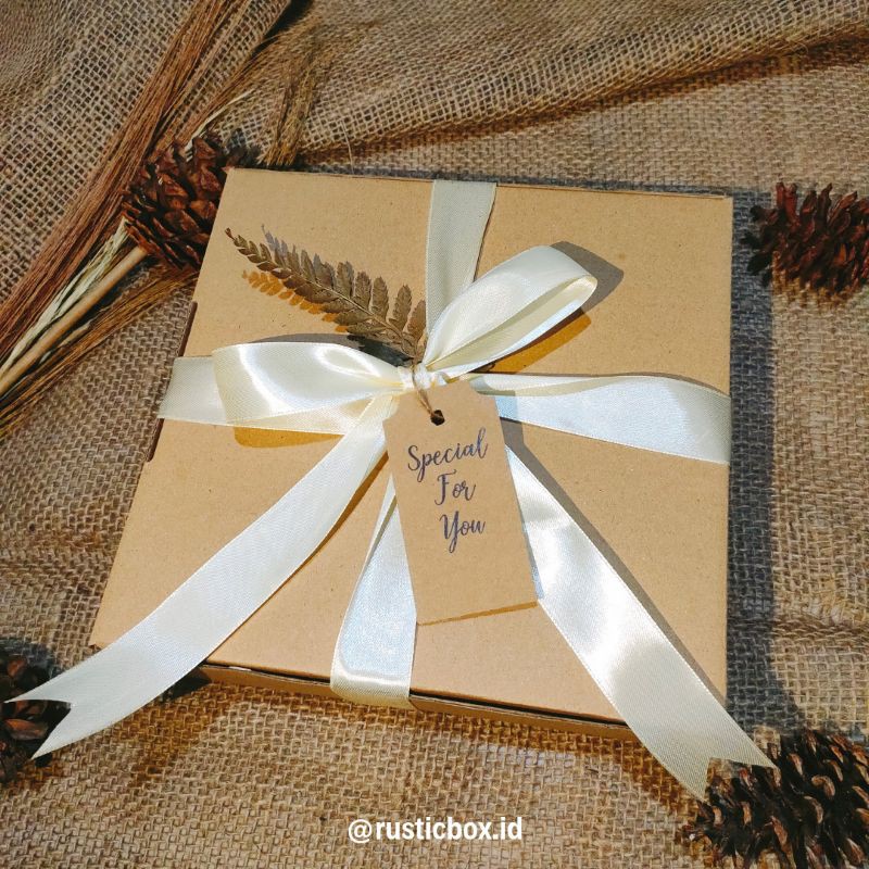 

Gift Box / Box Kado / Kotak Kado / Kotak Hadiah / Kotak Hampers / Box Hampers Pita Satin