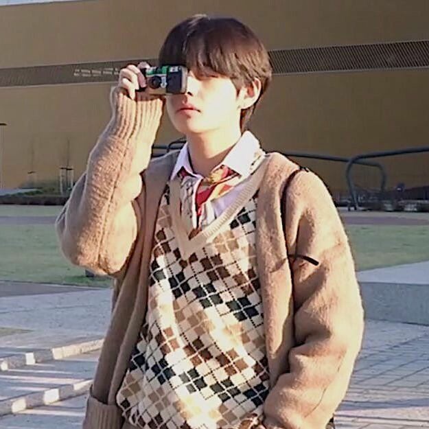Hyunjin sweater korean idol outfit