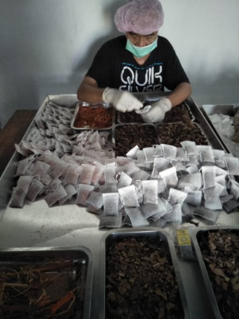 

MINUMAN HERBAL JAHE UWUH GULABATU