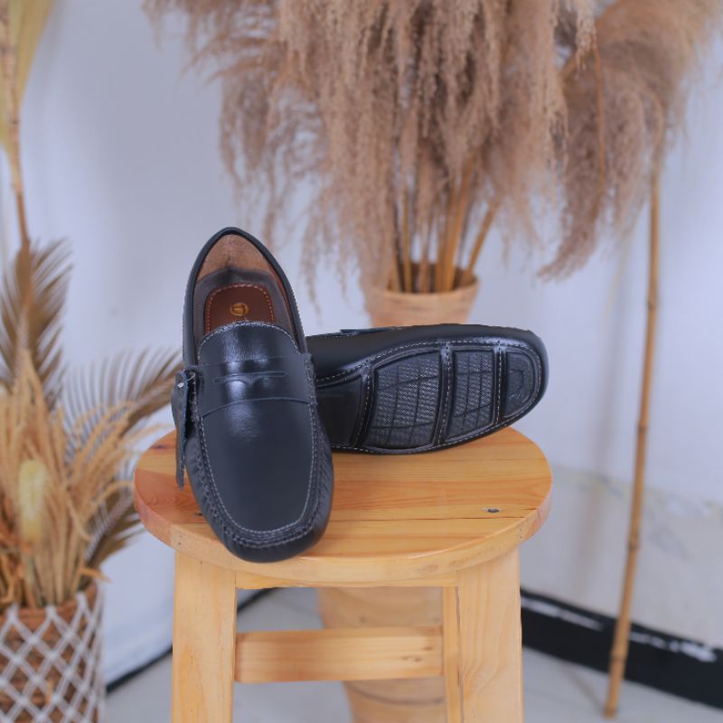 Sepatu Soal Tanam Material Kulit Sapi Asli